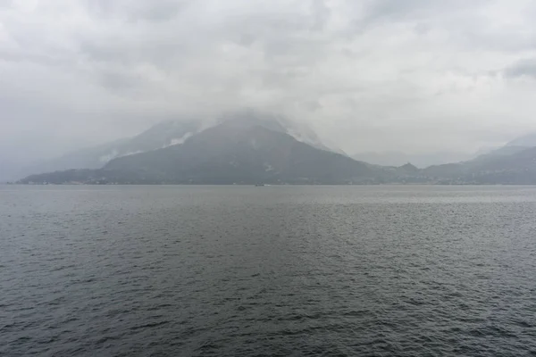 Ευρώπη Ιταλία Βαρένα Λίμνη Κόμο Μια Υδάτινη Μάζα Ένα Βουνό — Φωτογραφία Αρχείου
