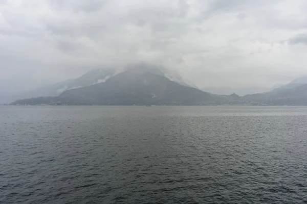 ヨーロッパ イタリア バレンナ コモ湖 背景に山のある水のボディ — ストック写真