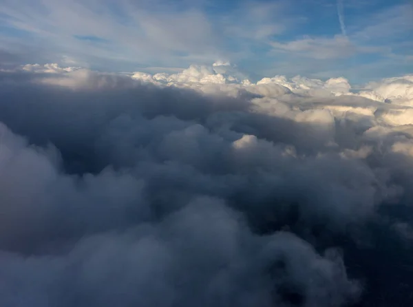 Άποψη Των Νεφών Από Παράθυρο Του Αεροπλάνου Χαμηλή Οπτική Γωνία — Φωτογραφία Αρχείου