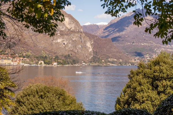 ヨーロッパ イタリア ベラジオ コモ湖 カデンバビア 空に向かって湖と山の景色 — ストック写真