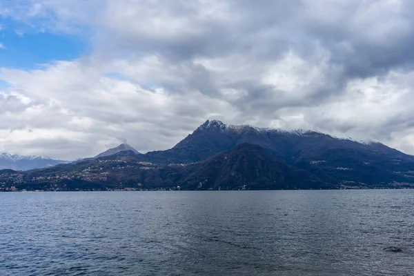 ヨーロッパ イタリア バレンナ コモ湖 背景に山のある水の大規模な体 — ストック写真
