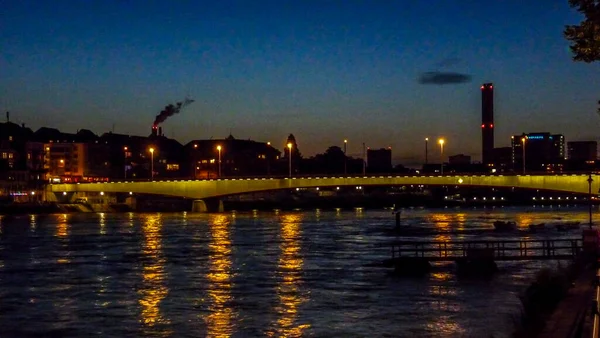 Suíça Basileia Edifícios Iluminados Por Reno Contra Céu Dusk Europa — Fotografia de Stock