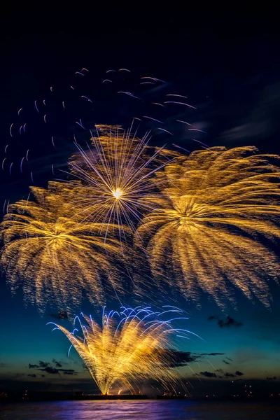毎年恒例の夏の花火大会が8月17日にデン ハーグのシェンビンゲン ビーチで開催され オランダ ヨーロッパ オランダによる花火大会 — ストック写真