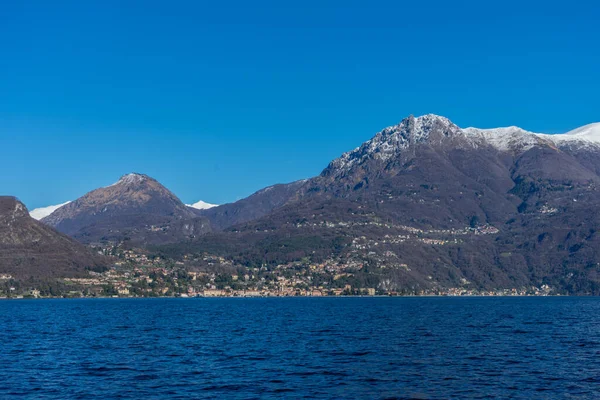 Italien Bellagio Comosjön Med Snötäckta Toppar Bakgrund — Stockfoto