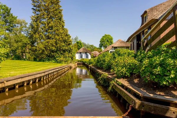 Países Bajos Giethoorn Canal Frente Una Casa —  Fotos de Stock