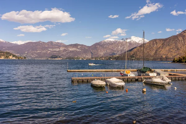 Europa Itália Lecco Lago Como Pequeno Barco Corpo Água Com — Fotografia de Stock