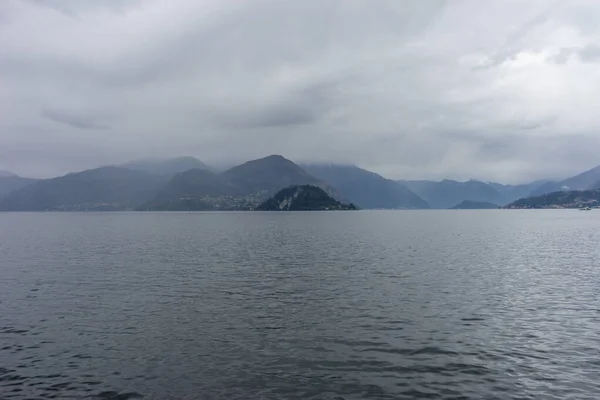 ヨーロッパ イタリア バレンナ コモ湖 背景に山のある水の大規模な体 — ストック写真