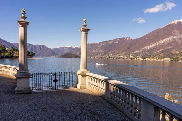 Talya Bellagio Como Gölü Snowcapped Dağlarindan Snowcapped Blue Sky Lombardy — Stok fotoğraf