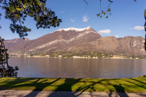 Talya Bellagio Como Gölü Snowcapped Snowcapped Müzi Keleri Kuğularla Gölde — Stok fotoğraf