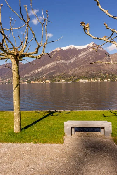 Europa Itália Bellagio Lago Como Banco Frente Lago Cercado Por — Fotografia de Stock