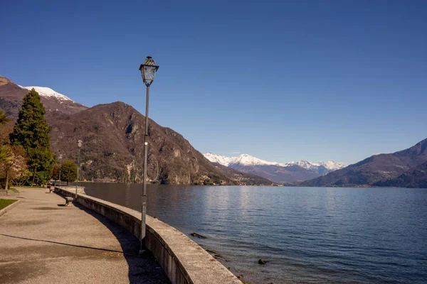 Itália Menaggio Lago Como Caminho Lado Lago Com Poste Lâmpada — Fotografia de Stock