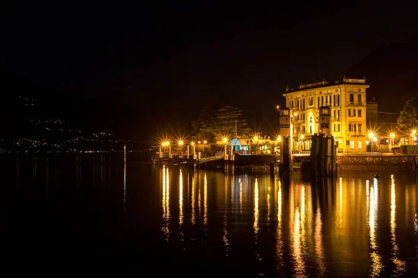 ヨーロッパ イタリア バレンナ コモ湖 夜空に都市と水のボディ — ストック写真