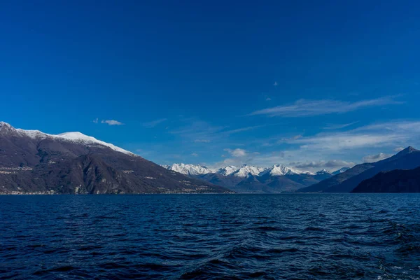 Itália Bellagio Lago Como Com Fundo Picos Cobertos Neve — Fotografia de Stock