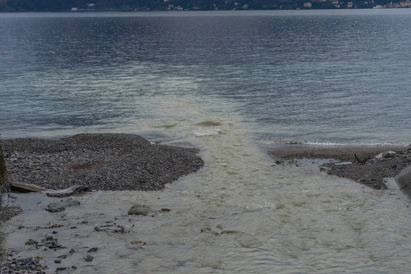 Europa Italien Varenna Comer See Ein Sandstrand Neben Einem Gewässer — Stockfoto