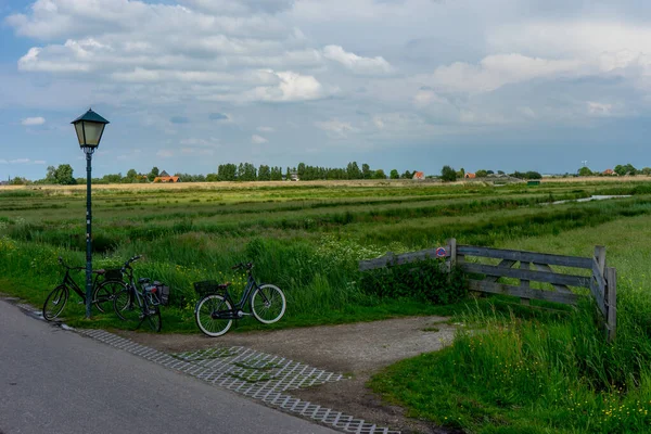 Hollanda Zaanse Schans Yolun Kenarına Park Etmiş Bir Bisiklet Çitin — Stok fotoğraf