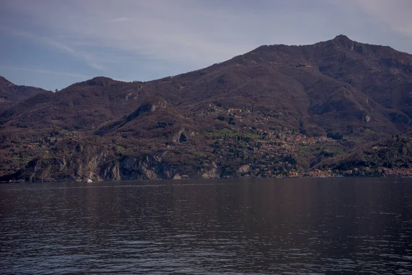 意大利 梅纳乔 科莫湖 一个以高山为背景的大型水体 — 图库照片