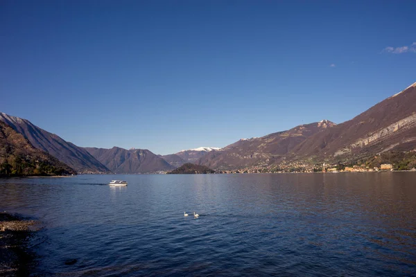 ヨーロッパ イタリア ベラジオ コモ湖 背景に山のある水の大規模な体 — ストック写真