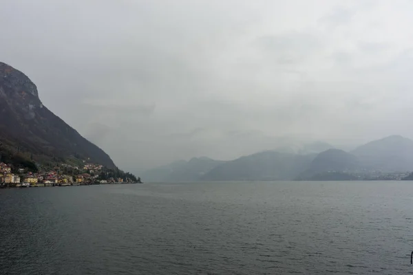 Європа Італія Варенна Озеро Комо Велика Водойма Горою Задньому Плані — стокове фото