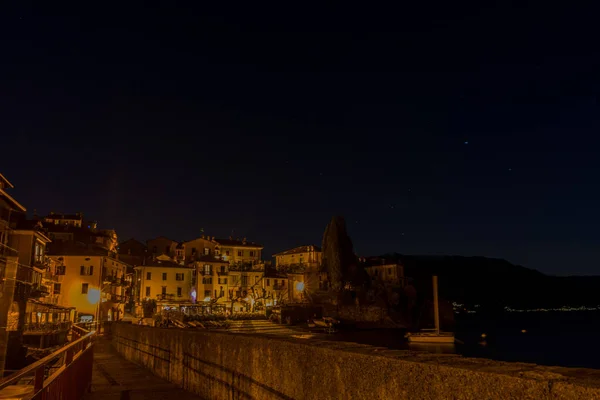 Europa Itália Lecco Lago Como Uma Vista Uma Cidade Noite — Fotografia de Stock