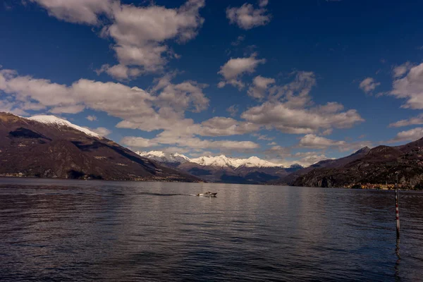 意大利 贝拉焦 科莫湖 是一个以高山为背景的大型水体 — 图库照片
