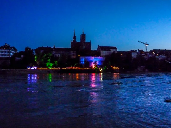 巴塞尔 莱茵河骑手通过了整个城市的建设与蒙斯特教堂在欧洲的背景 — 图库照片