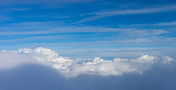 Άποψη Των Νεφών Από Παράθυρο Του Αεροπλάνου Σύννεφα Στον Ουρανό — Φωτογραφία Αρχείου