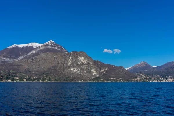 Italie Bellagio Lac Côme Avec Fond Sommets Enneigés — Photo