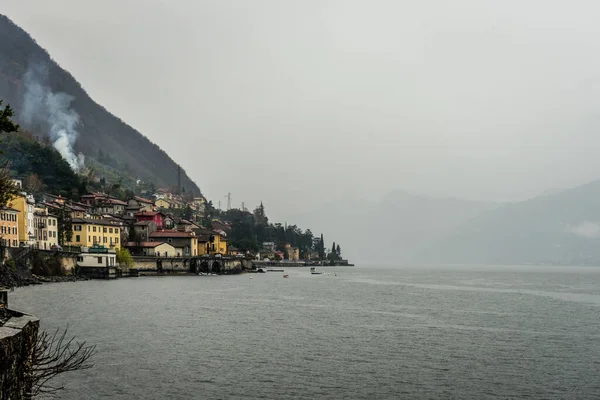 Italien Varenna Comer See Fischerdorf Mit Blick Über Den See — Stockfoto