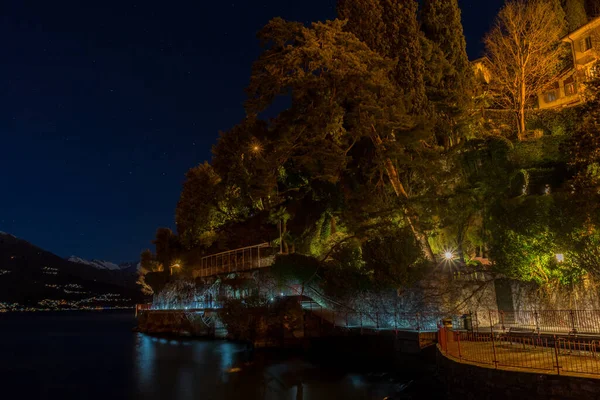 意大利 科莫湖 情人在瓦伦纳的夜晚漫步小径 — 图库照片