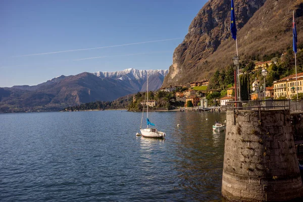 意大利 梅纳乔 科莫湖 一艘背景为高山的小船 — 图库照片