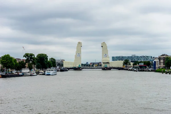Europa Nederland Rotterdam Een Watermassa Met Een Stad Achtergrond — Stockfoto