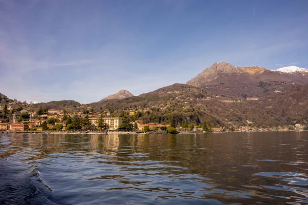 Avrupa, İtalya, Menaggio, Como Gölü. Arkasında dağ olan bir su kütlesi.