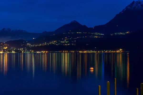 ヨーロッパ イタリア バレンナ コモ湖 暗闇の中で山と水の大規模なボディ — ストック写真