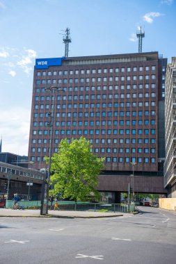 Köln, Almanya - 21 Mayıs 2018: Köln 'deki WDR binası, Köln' e karşı BLUE SKY, Almanya