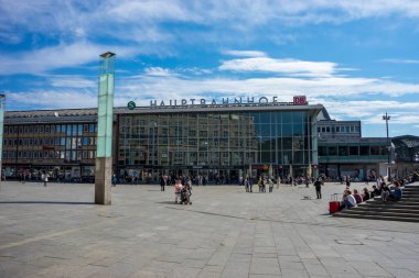 Köln, Almanya - 21 Mayıs 2018: Ana tren istasyonu Hauptbahnof, Köln, Almanya