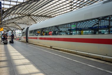 Köln, Almanya - 21 Mayıs 2018: Almanya, Köln 'de ICE treni ile Alman Bahn tren istasyonundan ekran görüntüsü