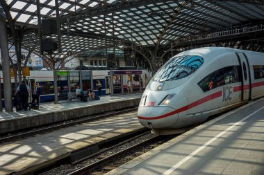 Köln, Almanya - 21 Mayıs 2018: Almanya, Köln 'de ICE treni ile Alman Bahn tren istasyonundan ekran görüntüsü