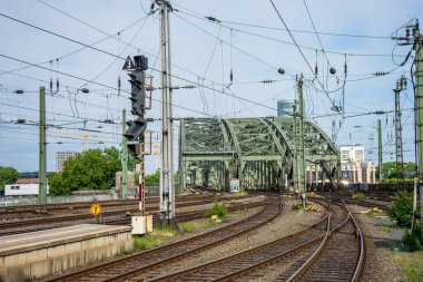 Köln, Almanya - 21 Mayıs 2018: Köln, Almanya 'daki Hohenzollern Köprüsü' nde raylar