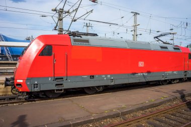 Köln, Almanya - 21 Mayıs 2018: Köln, Deutschland 'daki ICE treni ile Alman Bahn tren istasyonundan alınan ekran görüntüsü