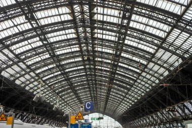 Köln, Almanya - 21 Mayıs 2018: Köln 'deki ICE treniyle birlikte Deutsche Bahn tren istasyonundan ekran görüntüsü