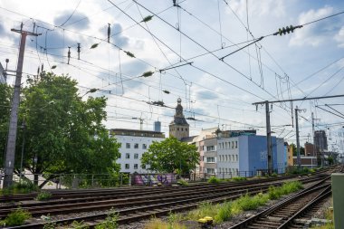 Köln, Almanya - 21 Mayıs 2018: Köln, Deutschland, RAILROAD TRACKS AGAINST SKY 'de ICE treniyle Alman bahn tren istasyonundan ekran görüntüsü