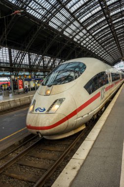 Köln, Almanya - 21 Mayıs 2018 Deutsche Bahn tren istasyonundan ICE treniyle Köln Tren İstasyonu Platformu 'nda