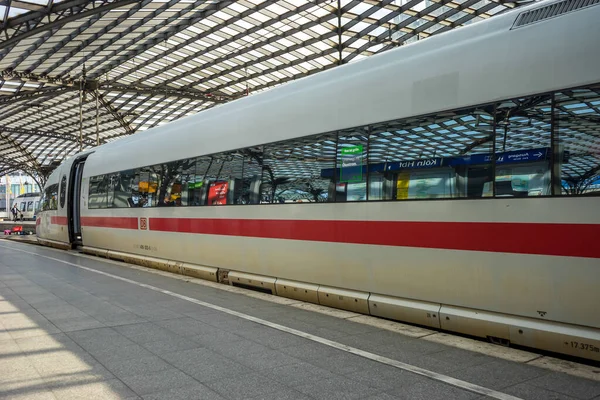 Köln, Almanya - 21 Mayıs 2018: Almanya, Köln 'de ICE treni ile Alman Bahn tren istasyonundan ekran görüntüsü
