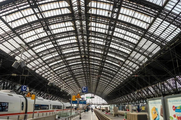 Köln, Almanya - 21 Mayıs 2018: Köln 'deki ICE treniyle birlikte Deutsche Bahn tren istasyonundan ekran görüntüsü