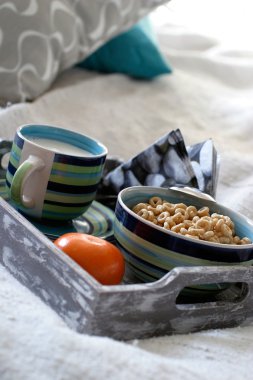 bir yatakta kahvaltı tepsisiyle