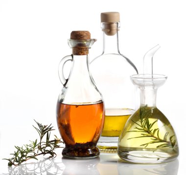 Beyaz arkaplanda izole edilmiş zeytin yağı