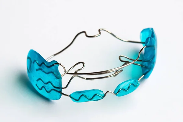 Orthodontische blauwe beugel geïsoleerd op witte achtergrond. — Stockfoto