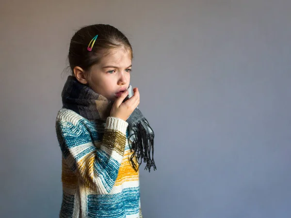 Uma menina tosse, frio e gripe. — Fotografia de Stock