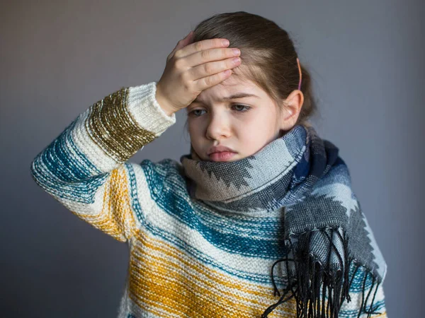 A little girl has flu, her head hurts. — Stock Image A little girl has flu, her head hurts. Royalty Free Stock Photos