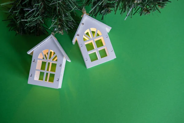 Kırmızı arka planda parlayan ahşap evler, yeni yıl ve noel konsepti.
